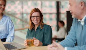 Levensfasen en werk: hoe bedrijfsmaatschappelijk werk medewerkers ondersteunt bij veranderingen